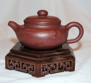 У традиційній формі можуть бути виконані так само і чайники з будь-яких інших матеріалів