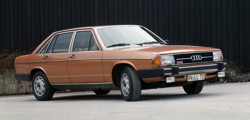 Це був перший в світі серійний бензиновий п'ятициліндровий мотор, хоча випуск аналогічних дизелів ще в 1974 році почав концерн Daimler-Benz