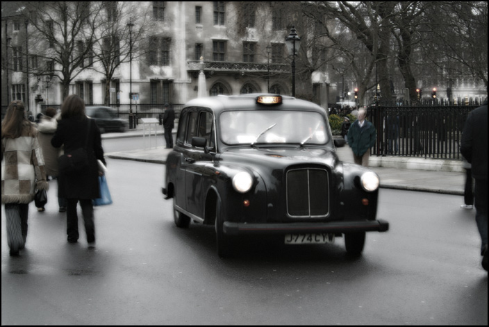 Першим лондонським автомобілем таксі з бензиновим двигуном став французький Prunel